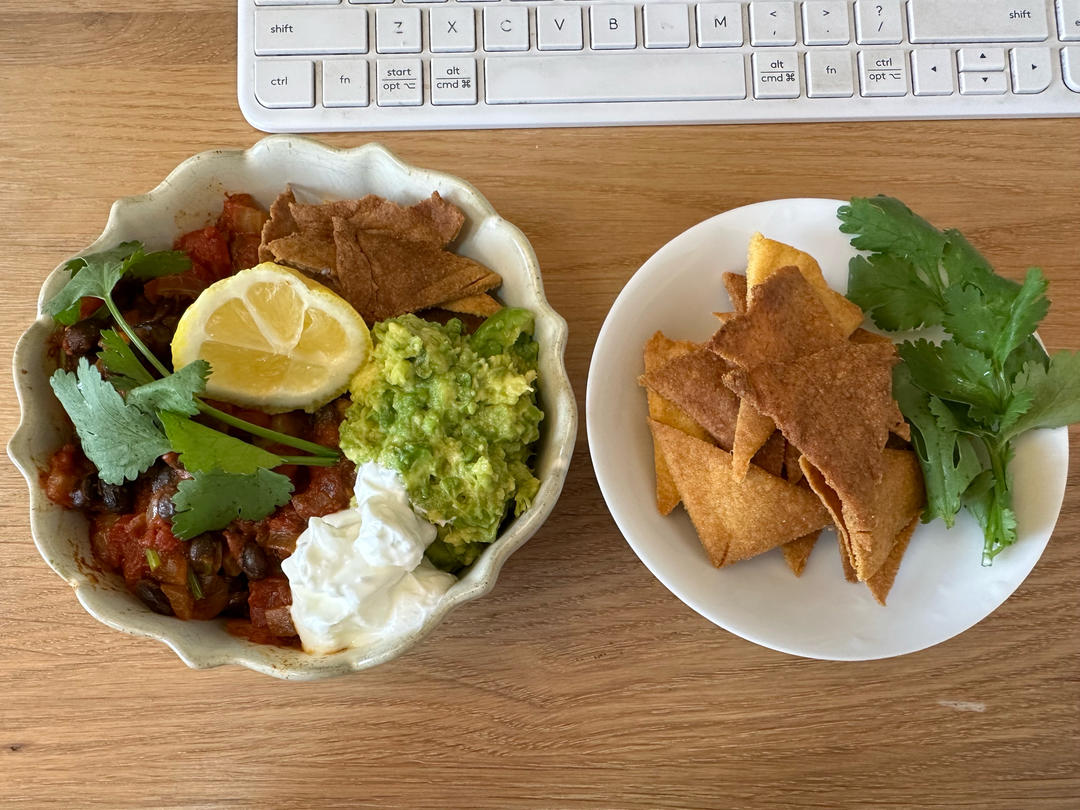 番茄烩黑豆+烤玉米片（black bean chili + corn chips）