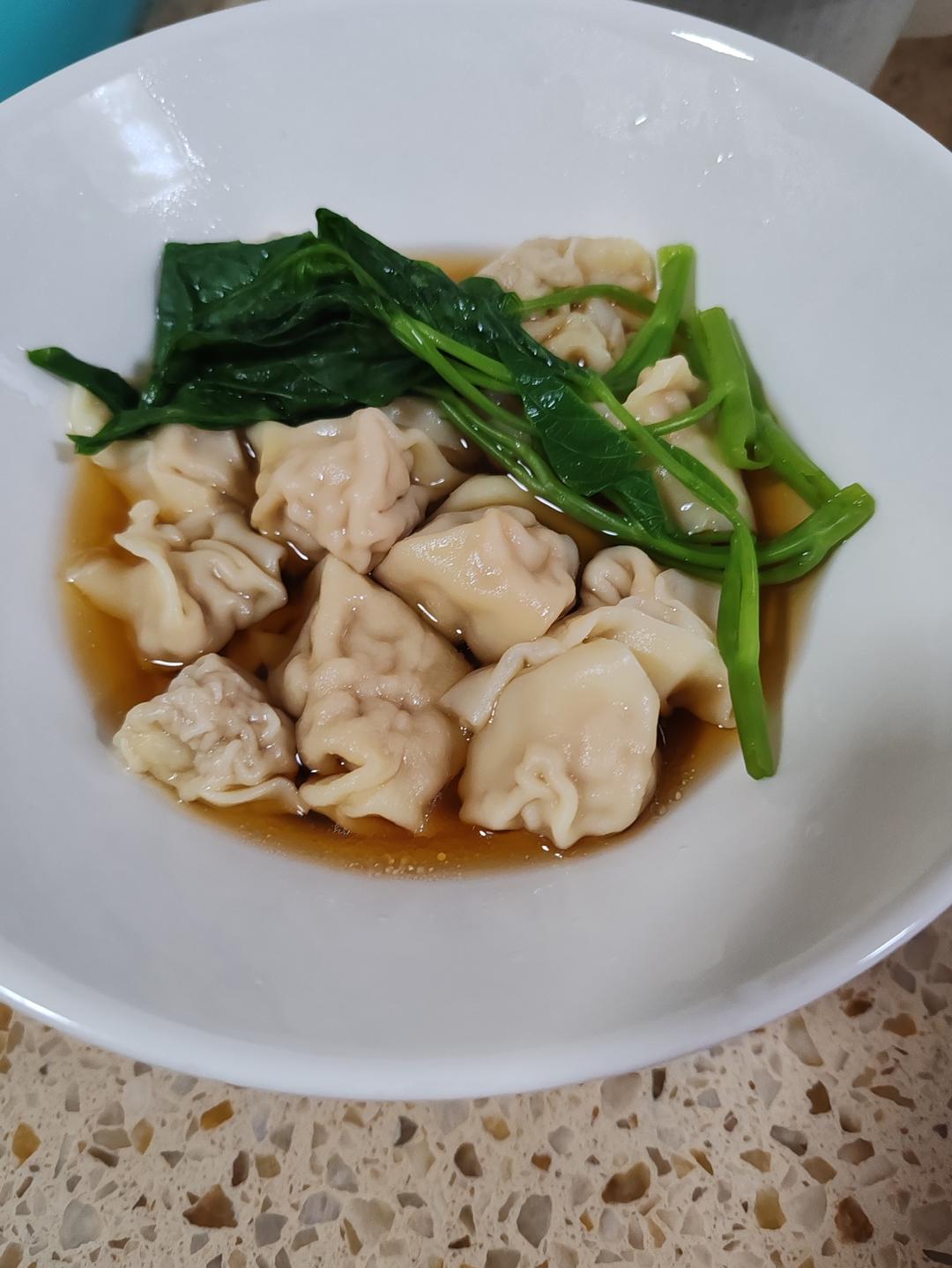 薄如蝉翼的手擀馄饨皮