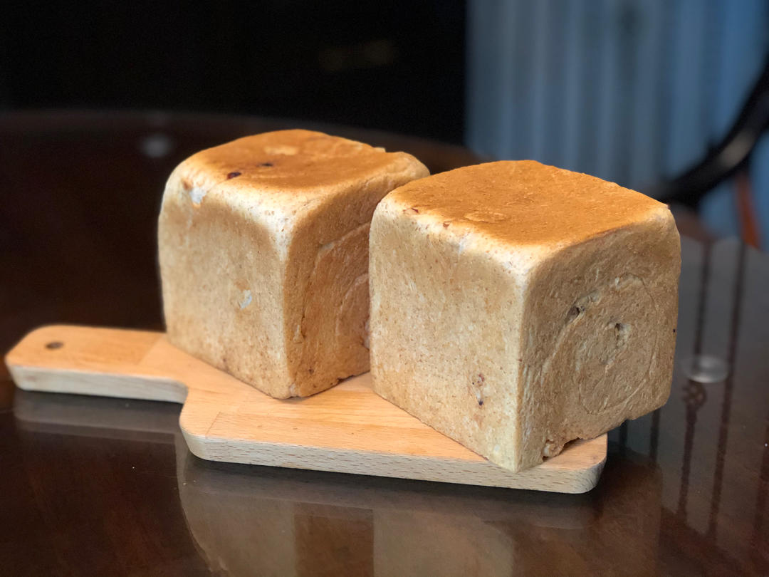 高纤低脂的全麦核桃吐司