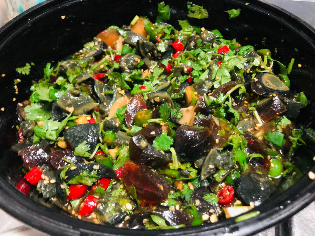 皮蛋的神仙吃法❗️好吃到爆的香菜拌皮蛋