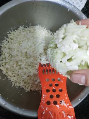 没有米饭的炒饭（炒菜花米）的做法 步骤2
