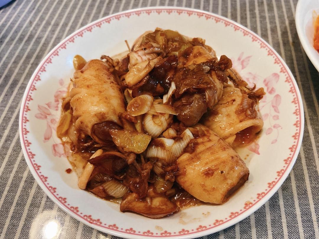 鲜美的酱油焖笔管鱿鱼