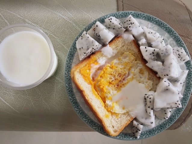 土司煎蛋 Egg-in-a-hole