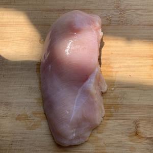 减脂必备❗️不腥不柴的鸡胸肉：青椒炒鸡丁的做法 步骤1