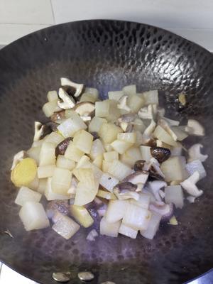 白萝卜炖香菇的做法 步骤3