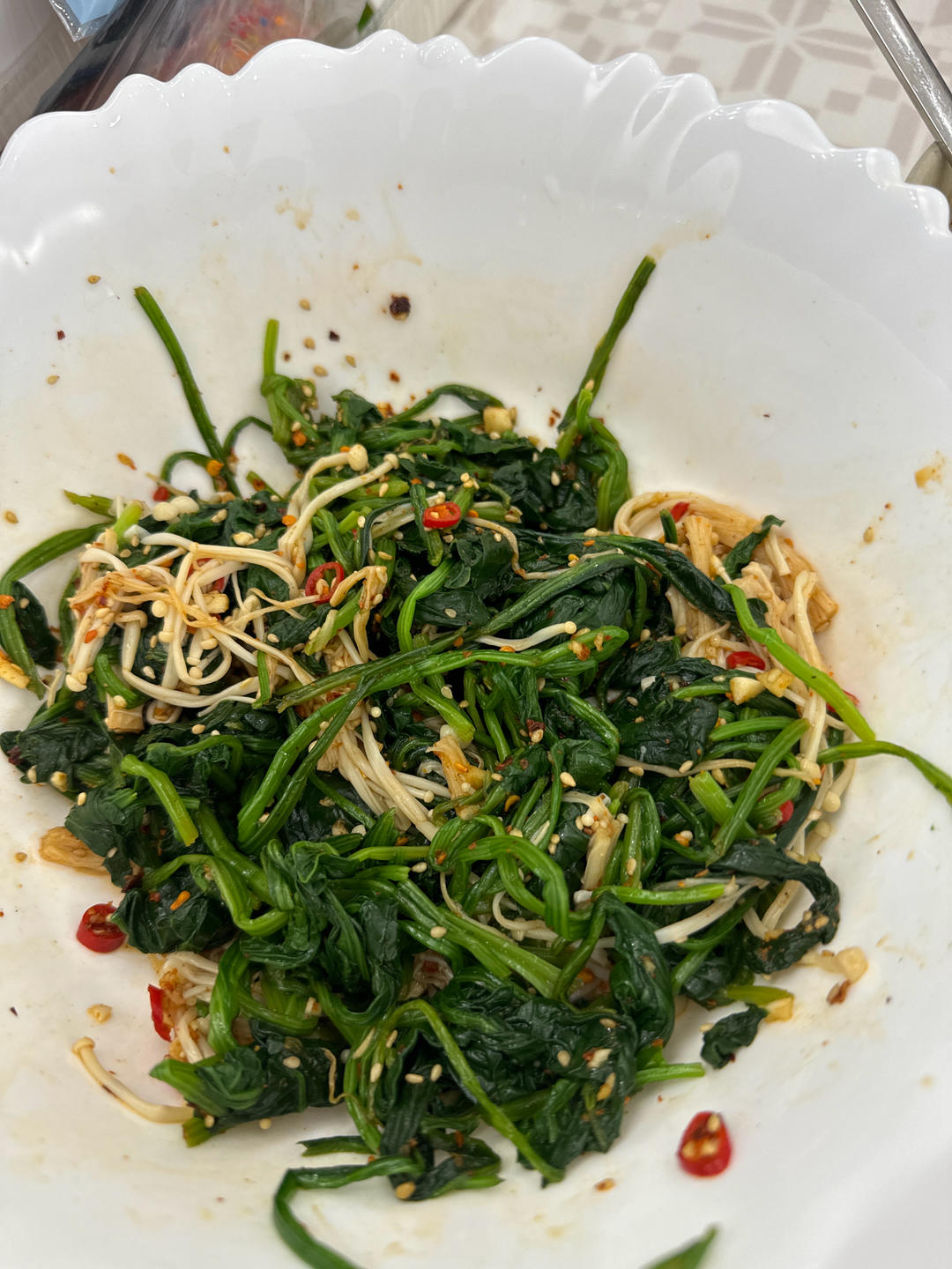 解馋减脂餐！酸辣开胃又下饭的菠菜拌金针菇