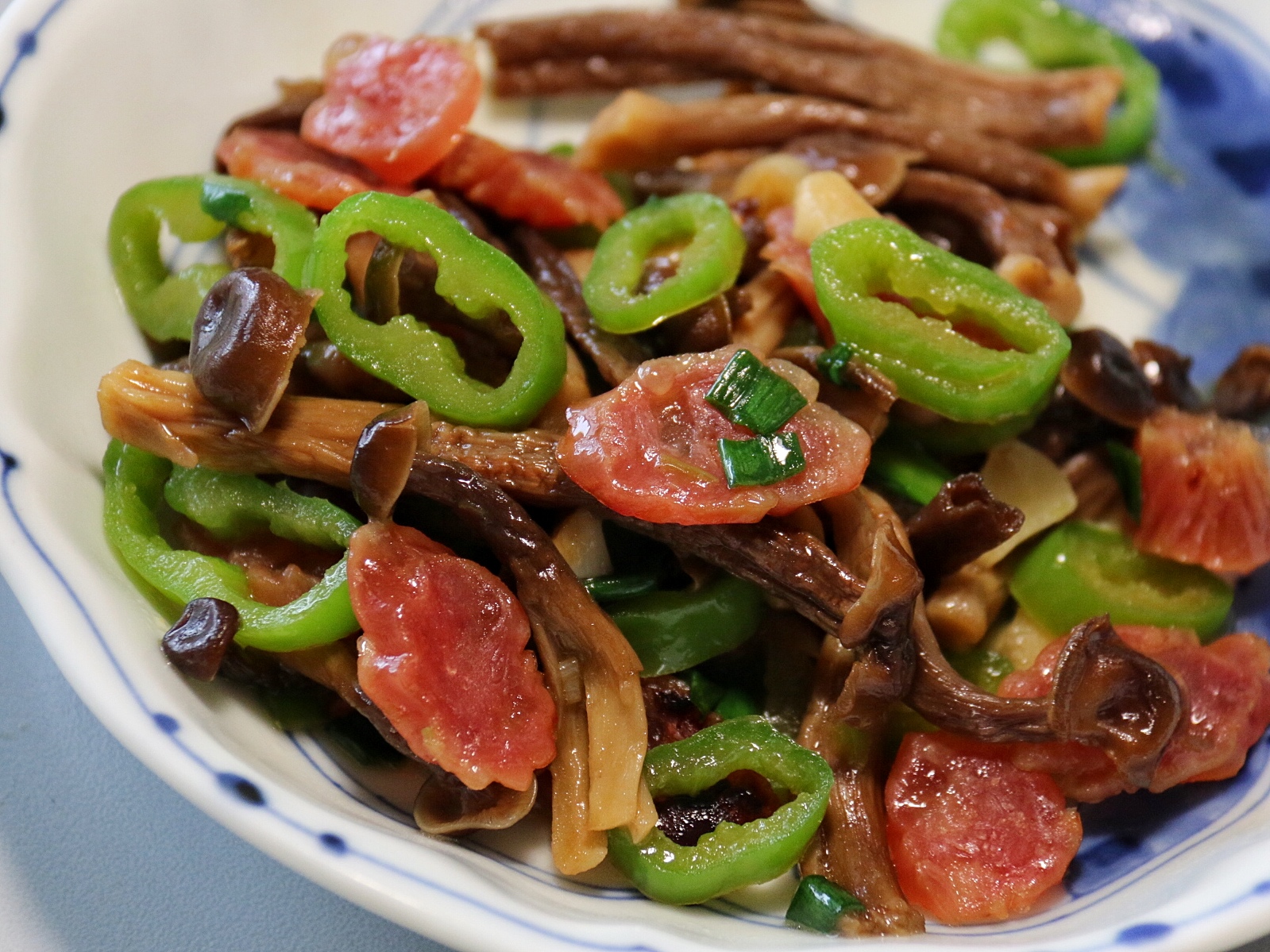 腊肠青椒炒鹿茸菇——健康低卡家常菜的做法
