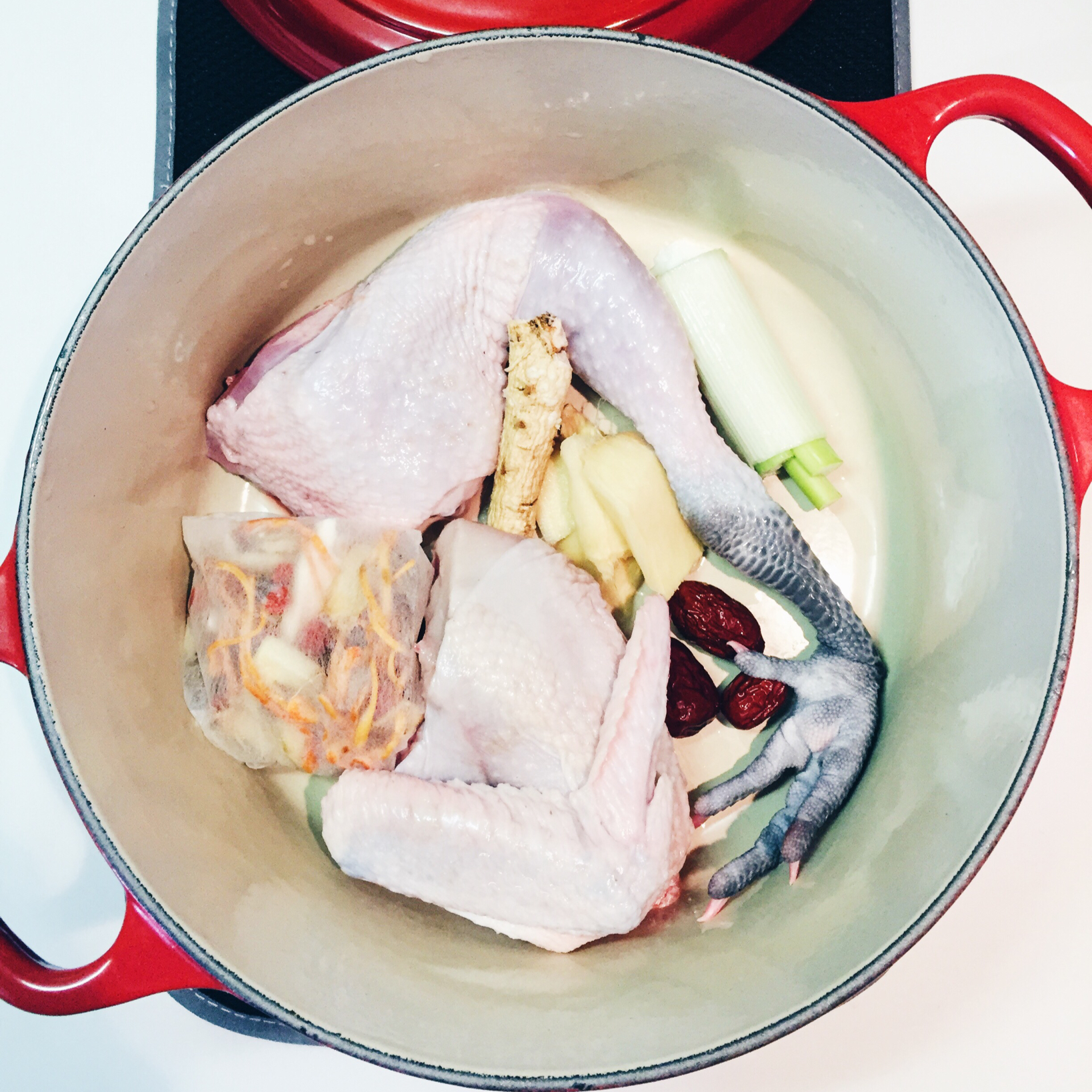 隔水炖当归鸡汤