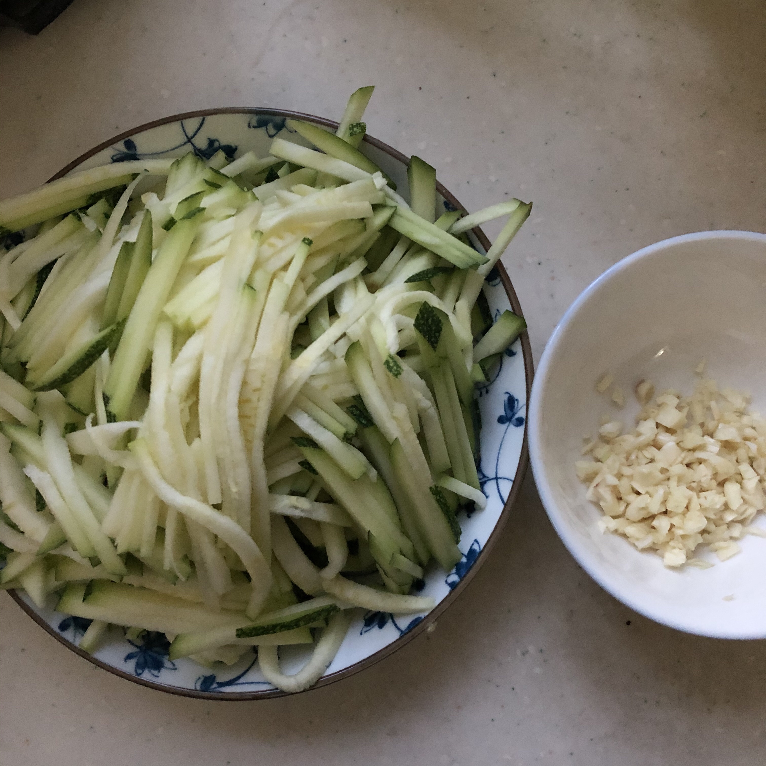素炒青皮小南瓜——太太乐鲜鸡汁快手菜的做法 步骤2