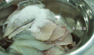 慢食客家系列之水煮鲈鱼的做法 步骤3
