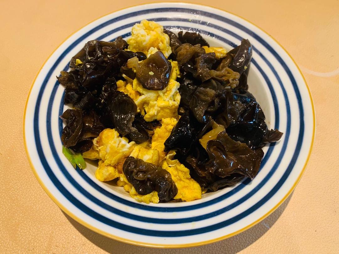 黑木耳青椒炒鸡蛋（营养又下饭）