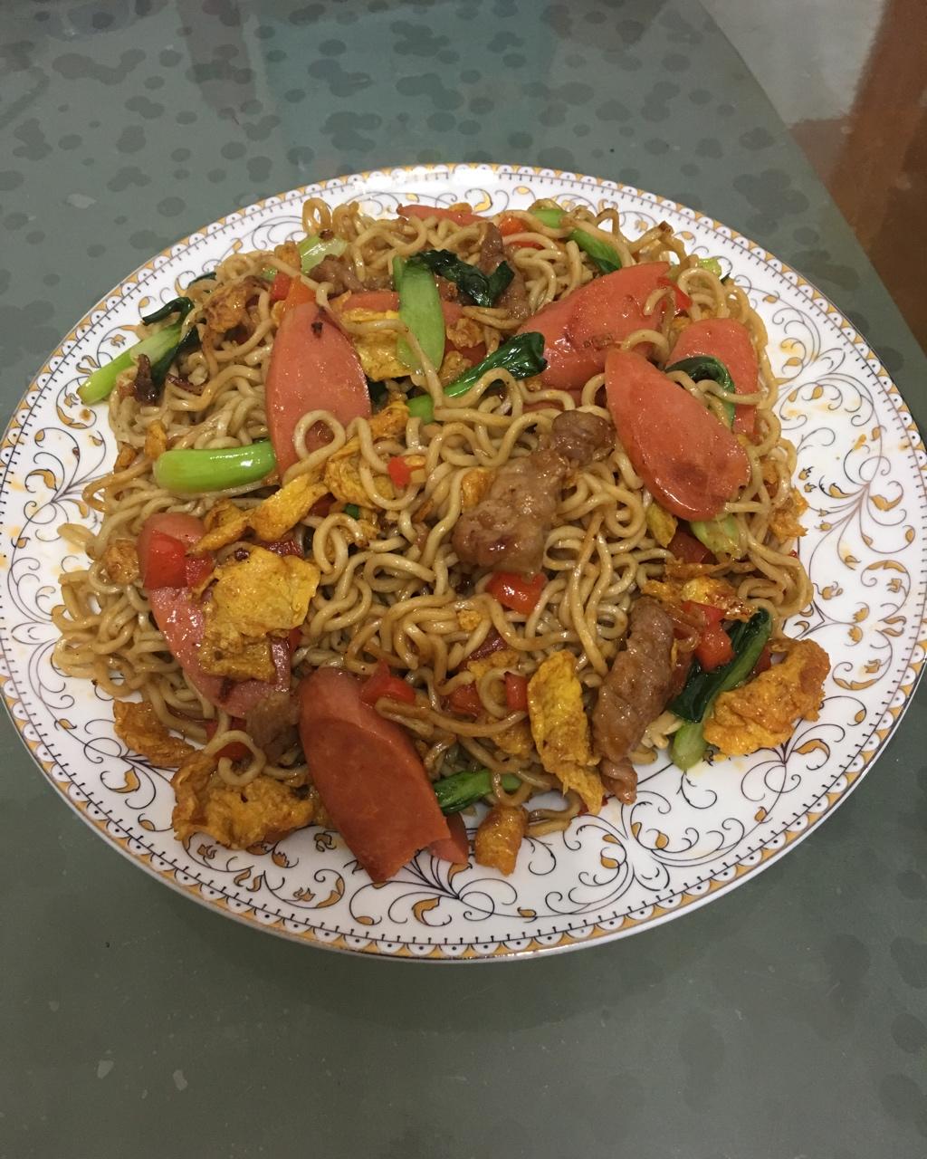 爱小白兔做的路边摊风味炒方便面