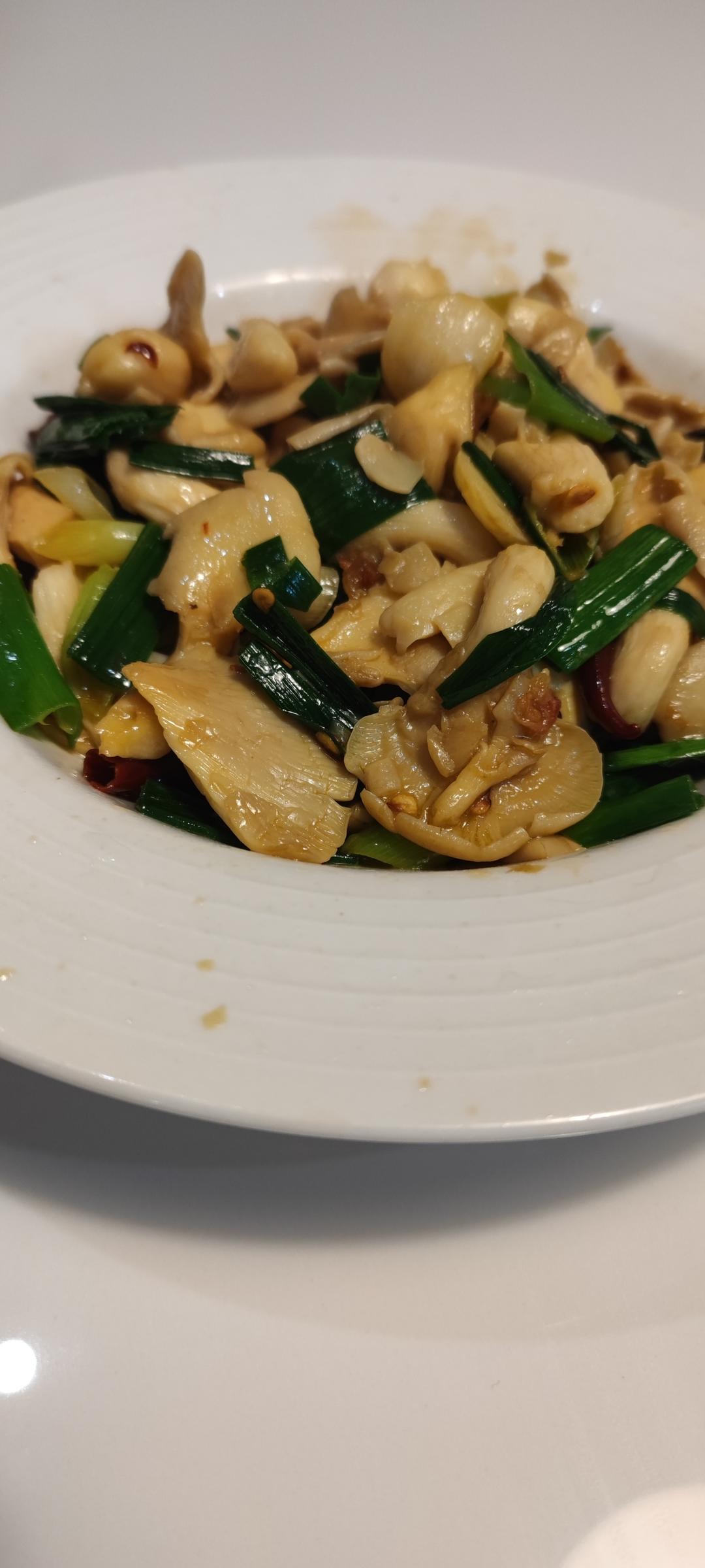 快手菜蒜苗炒鸡油菌鲜到飞