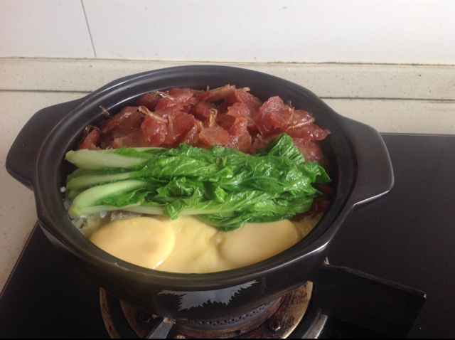 广式腊味煲仔饭