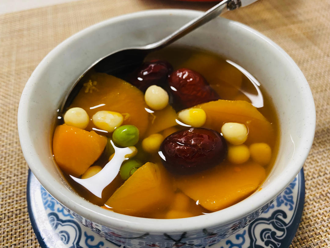 冬日滋养红薯芋头鸡头米糖水