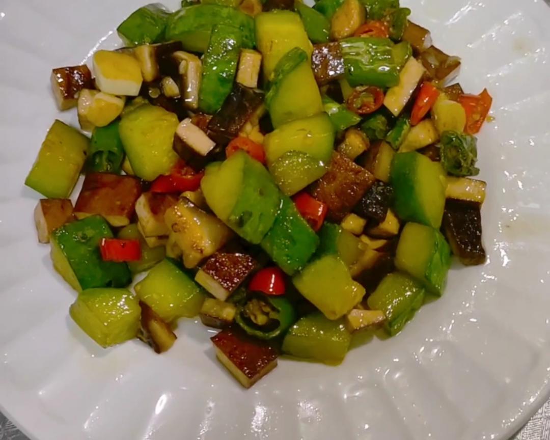 素炒三丁（干子香菇黄瓜）的做法