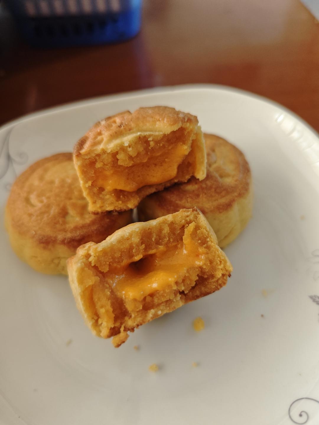 💃奶黄流心月饼——这是可以让你坐稳朋友圈厨霸位置的月饼🥮，没人点赞算我输👎