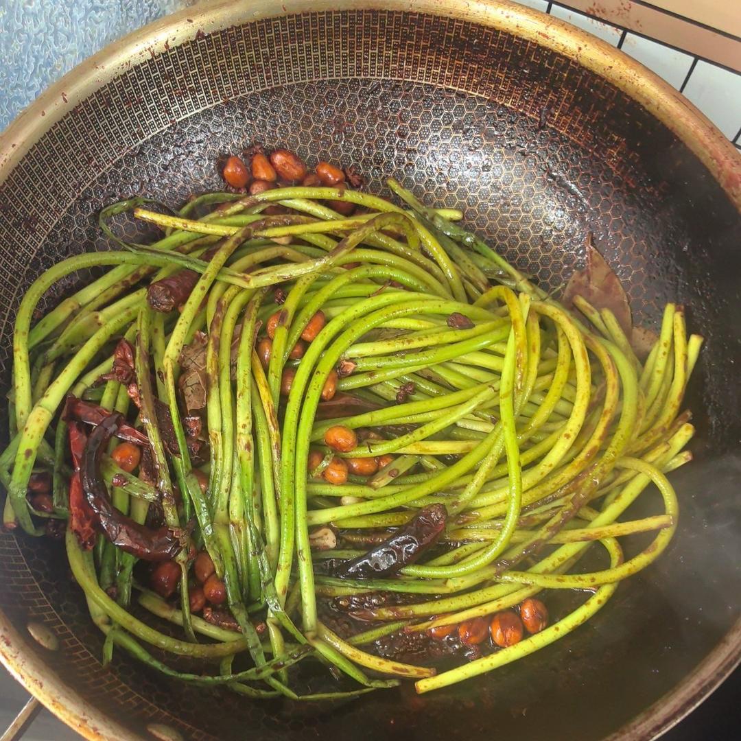烀蒜苔咸菜（要不是咸了一点我能拿它当零食）