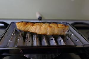 烤盐渍三文鱼的做法 步骤7