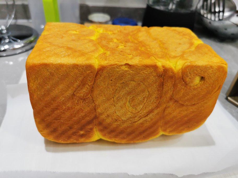 金灿灿的南瓜吐司，松软得没话说！