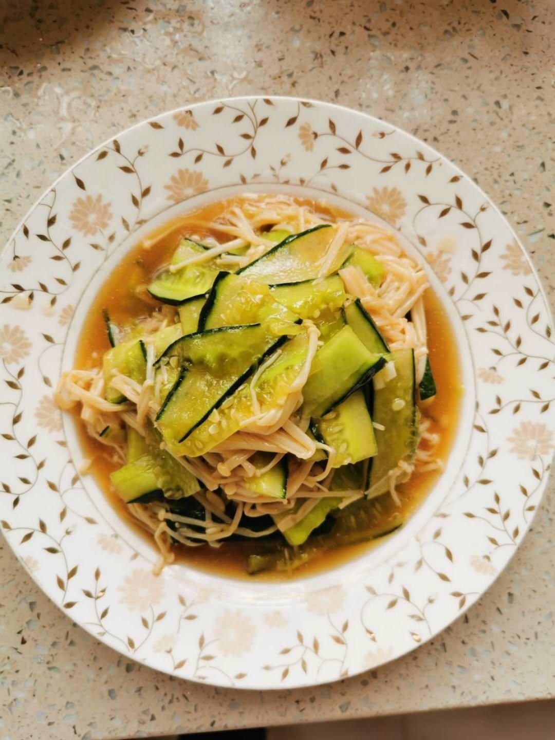 好吃的金针菇拌黄瓜