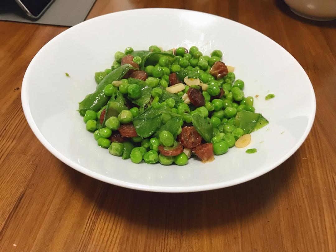 新鲜豌豆炒香肠
