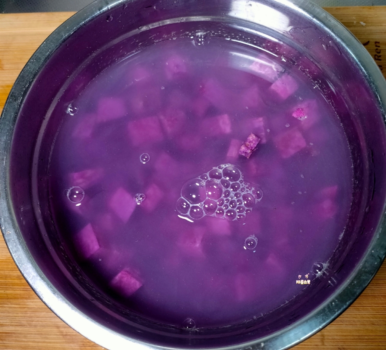 紫薯粥（不变颜色技巧）紫薯大米粥（适合一岁以上婴幼儿辅食）电饭煲版的做法 步骤3