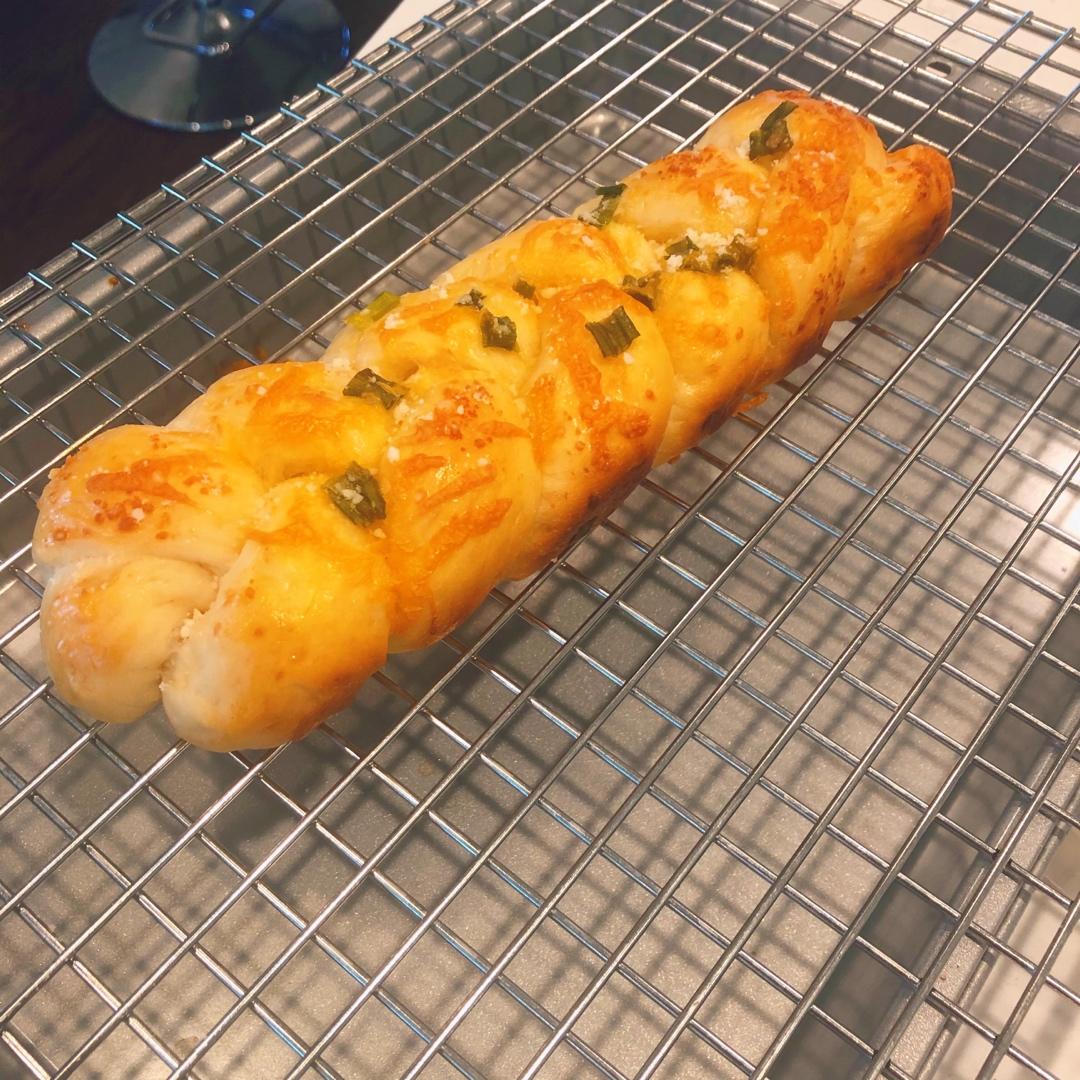 波兰种辫子面包（香葱芝士Pizza风味）B65