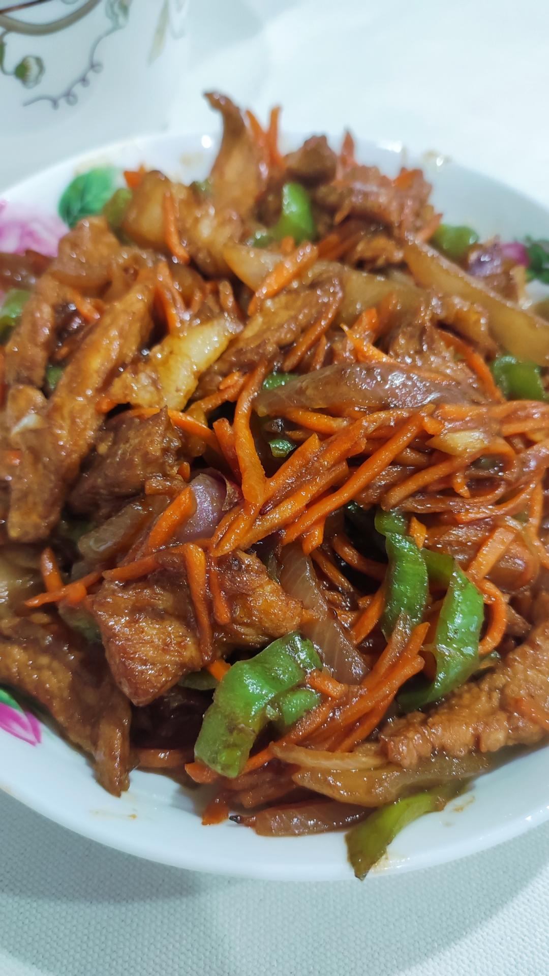 超级下饭胡萝卜丝炒肉