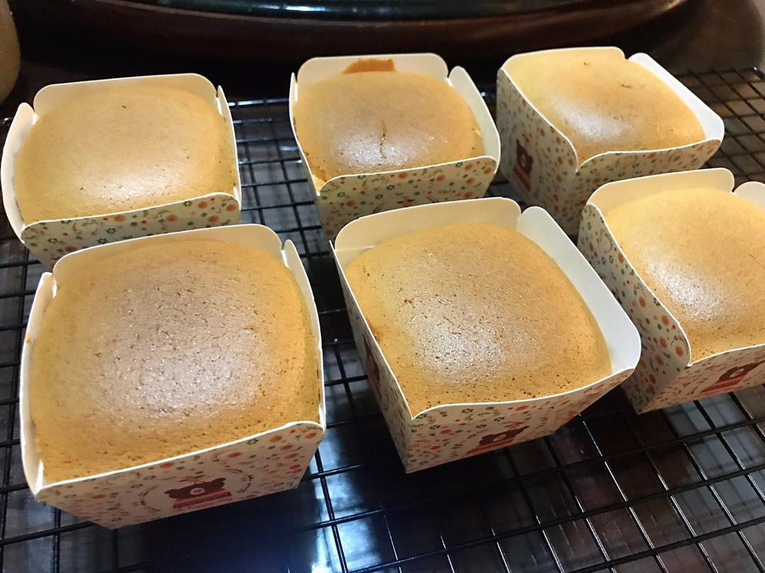 不皱不裂圆润饱满原味戚风纸杯蛋糕