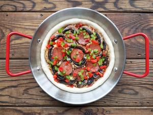 在家自己动手做出美味的红肠蘑菇披萨的做法 步骤12