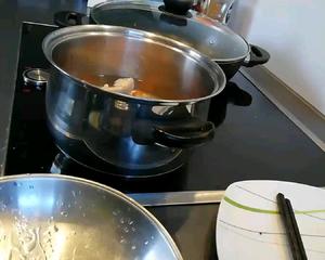 简单美味的胡萝卜玉米鸡骨头汤的做法 步骤2