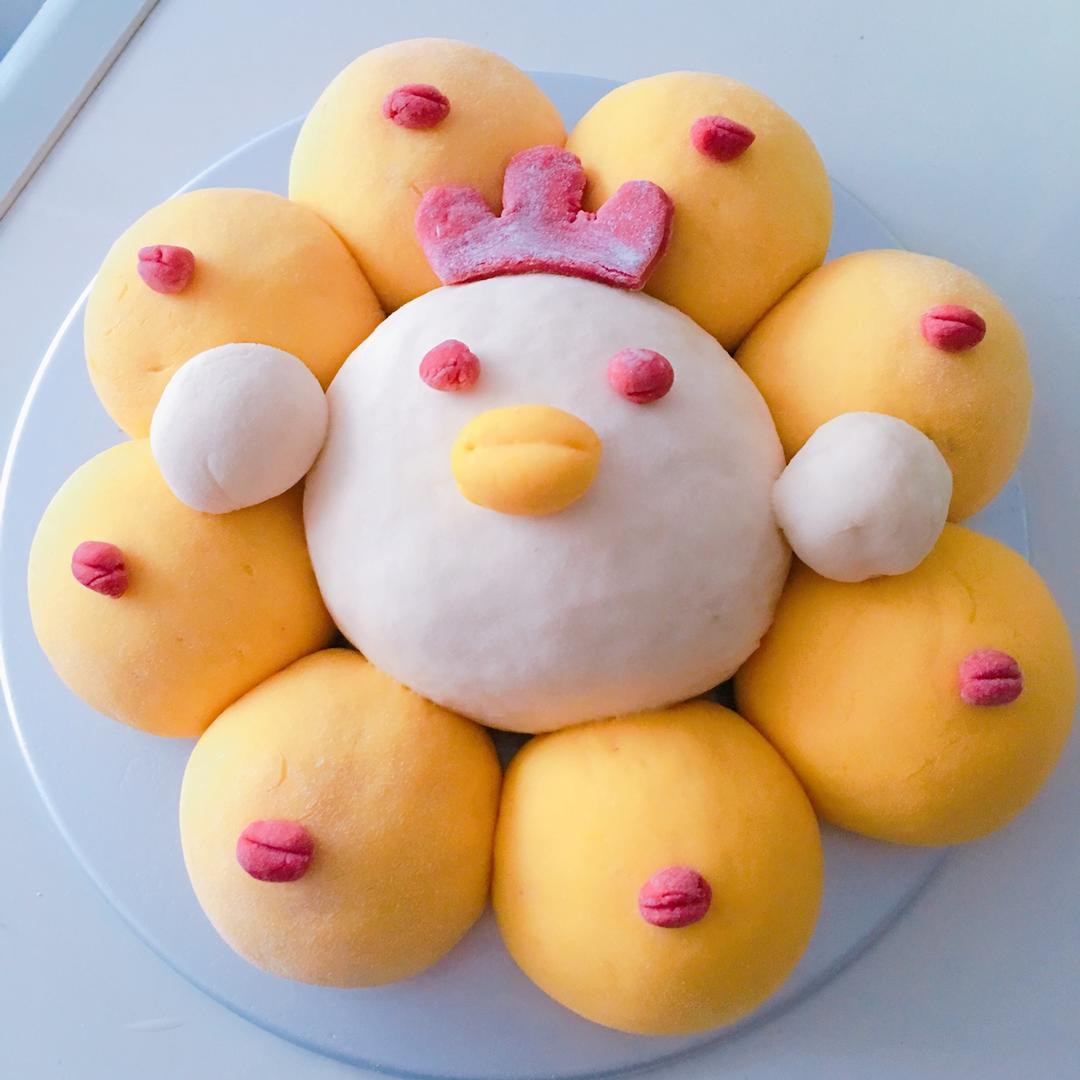 金鸡“抱”福奶黄包