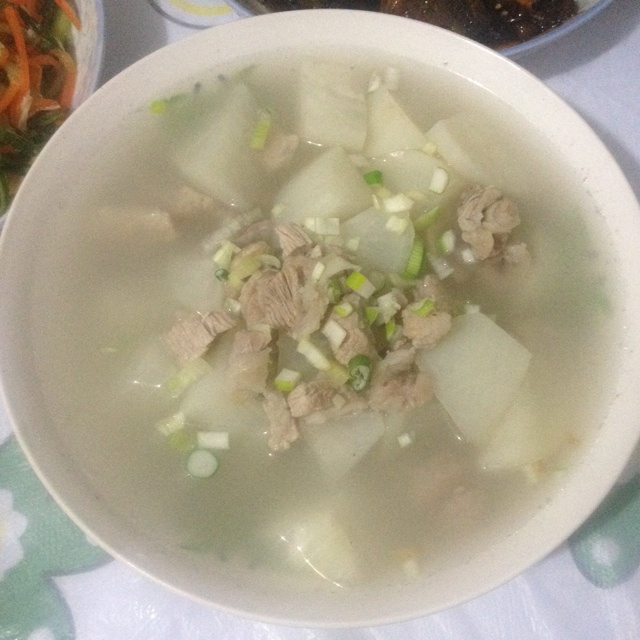 白萝卜牛腩汤