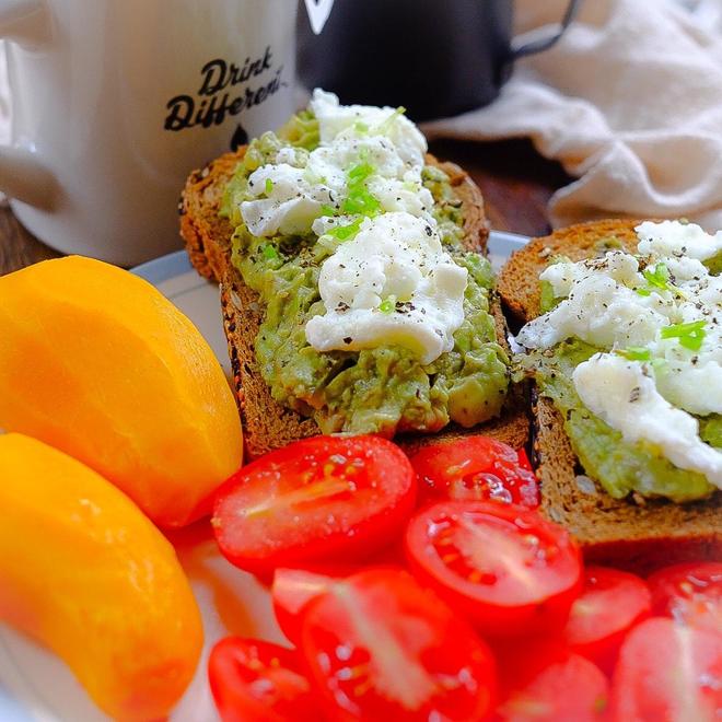 egg white and avocado tartine (剩余蛋清好去处～）的做法