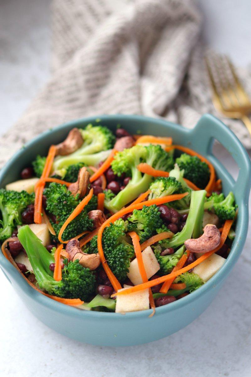 健身少女的日常做的西兰花坚果沙拉:纤维吃太多?小心吃成大胃王!