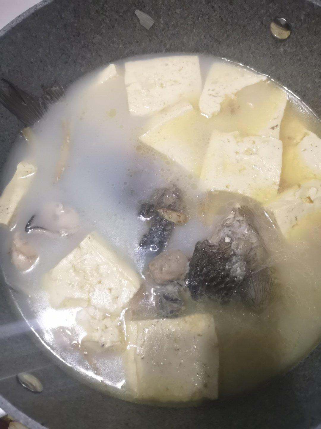 鲫鱼番茄炖豆腐(从不修图)