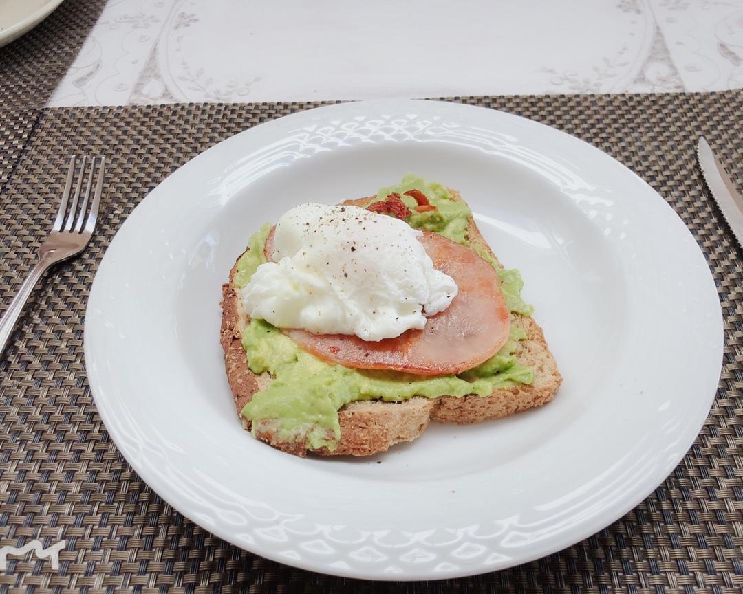 牛油果水煮蛋吐司           egg and toast