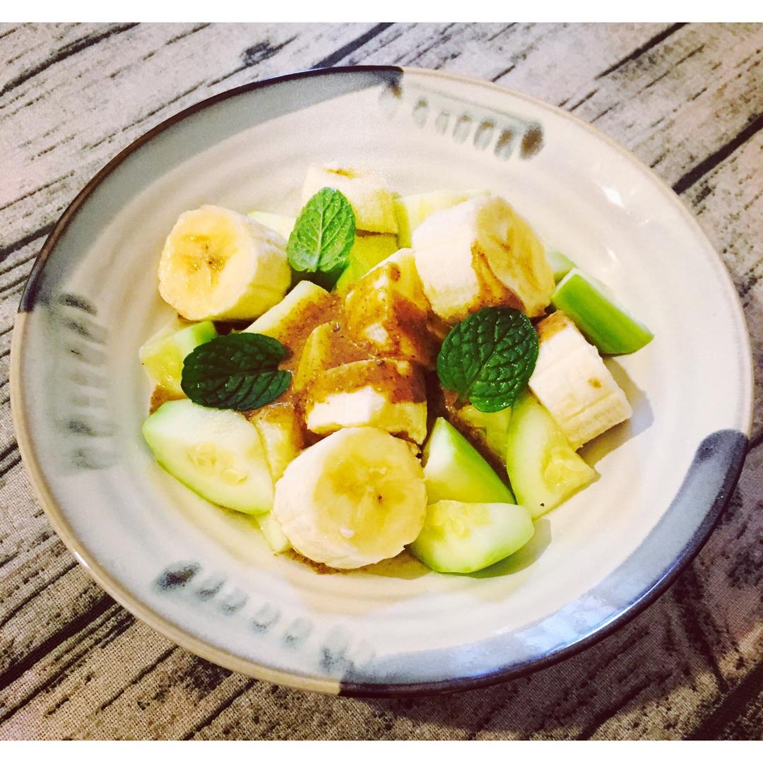 一颗蕃茄不爱蛋做的西葫芦香蕉暖沙拉