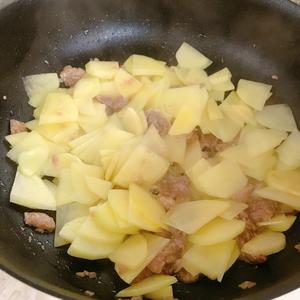 家常菜——咖喱土豆肉片的做法 步骤4