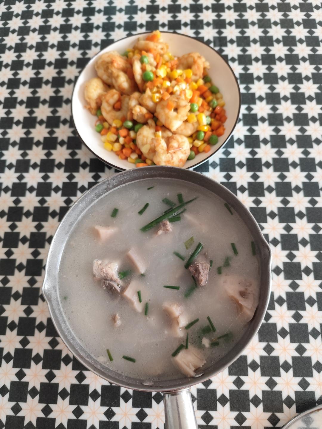 秋冬滋补——莲藕花生排骨汤（内附超香蘸料做法！）
