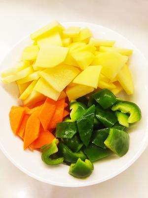 素炒三样（土豆、红萝卜、圆椒）的做法 步骤2