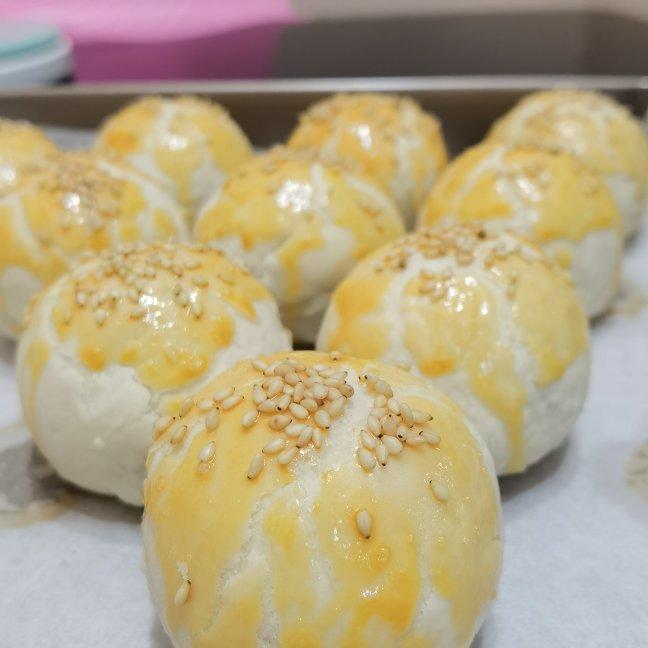 蛋黄酥（超详细步骤，附红豆沙馅做法）