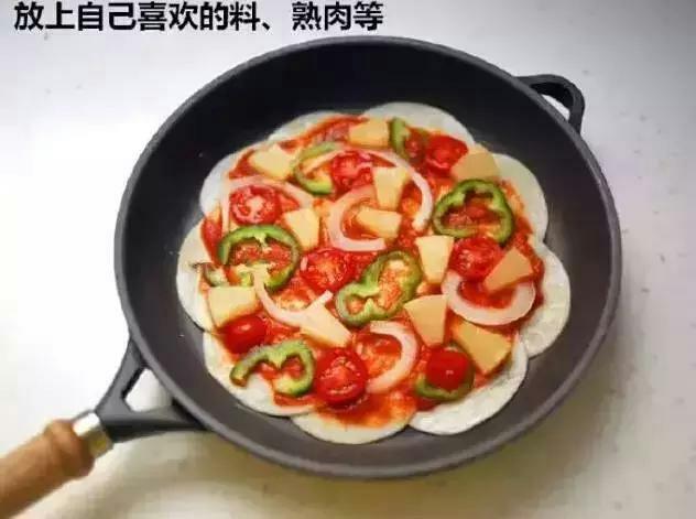 花样饺子皮披萨的做法 步骤3