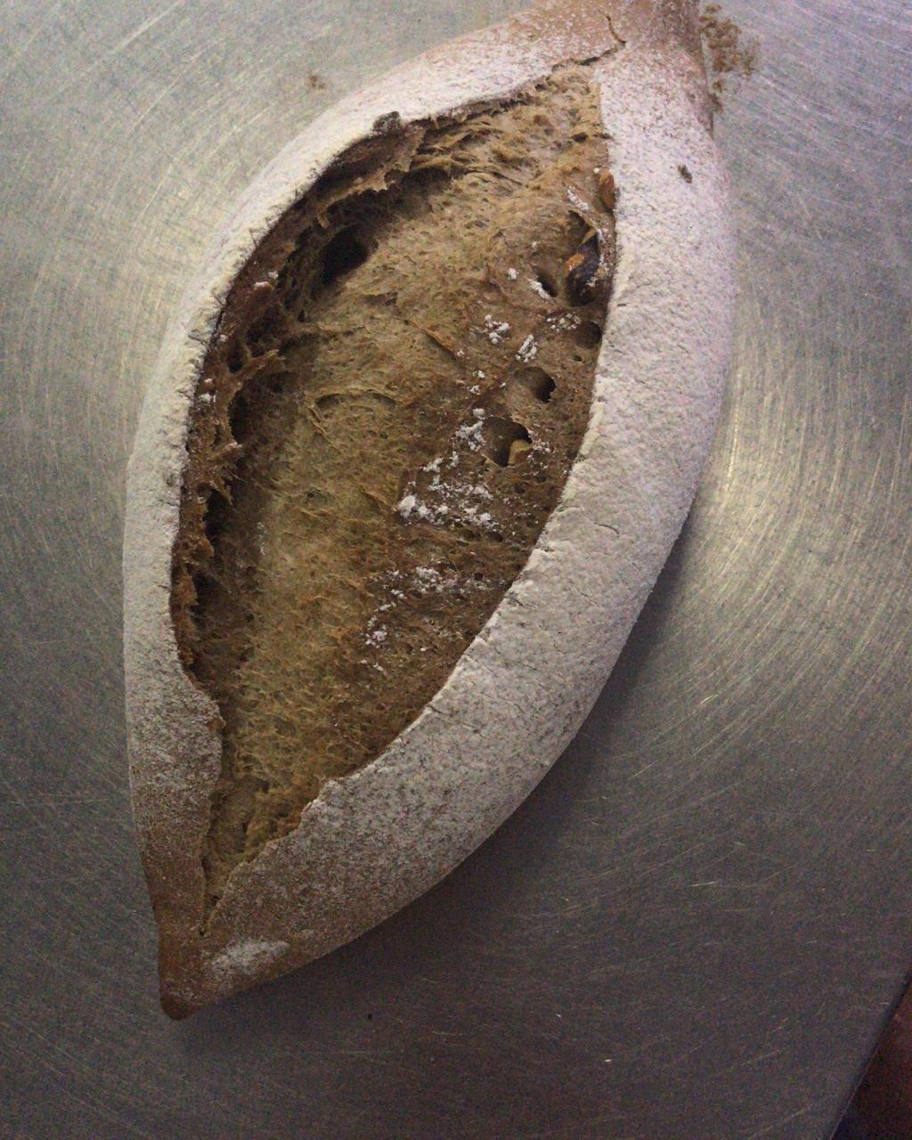 核桃黑麦面包