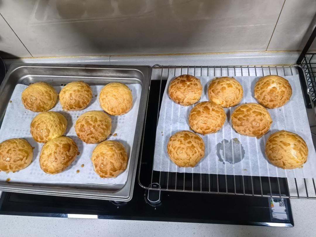 做100款面包の12：在家开茶餐厅!港式菠萝包 –不划格子自然裂开的香酥脆皮！菠萝油/酥皮包