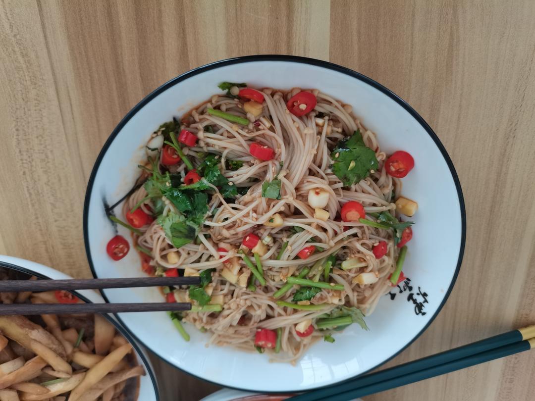 解馋减脂餐！酸辣开胃又下饭的菠菜拌金针菇