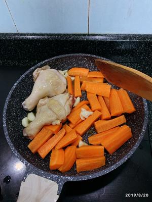 胡萝卜土豆洋葱烧鸡腿的做法 步骤2