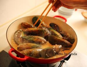新西兰青口贝mussel（最原始最鲜美的做法）超级简单/人人都可以成为别人羡慕的大厨，超详细步骤图，铸铁锅的做法 步骤14