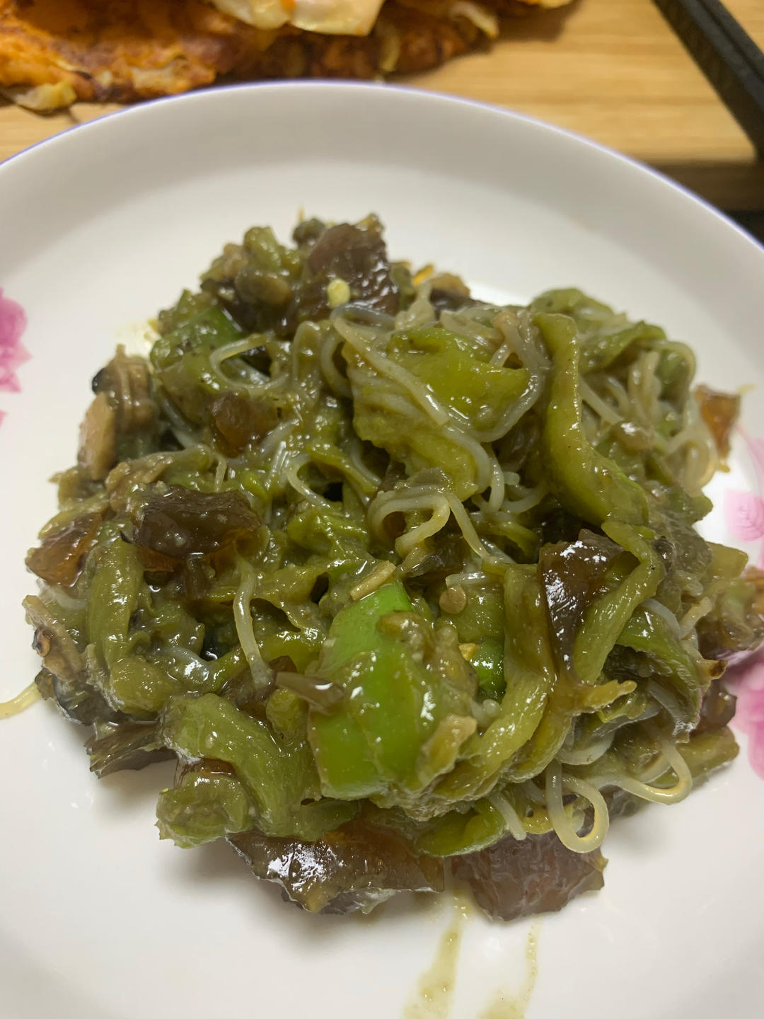 巨简单又好吃到爆的辣椒擂皮蛋
